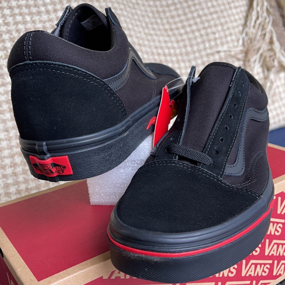 Vans Men’s Old Skool
(Flame Wall) Black/Black
VN0A38G1Q8Q
Sneakers - Picture 11 of 16
